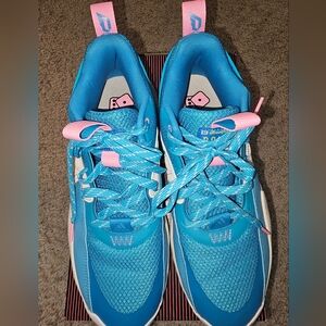 Very Gently used (worn once) Dame Certified Adidas Baskebtall Shoes M10 W11